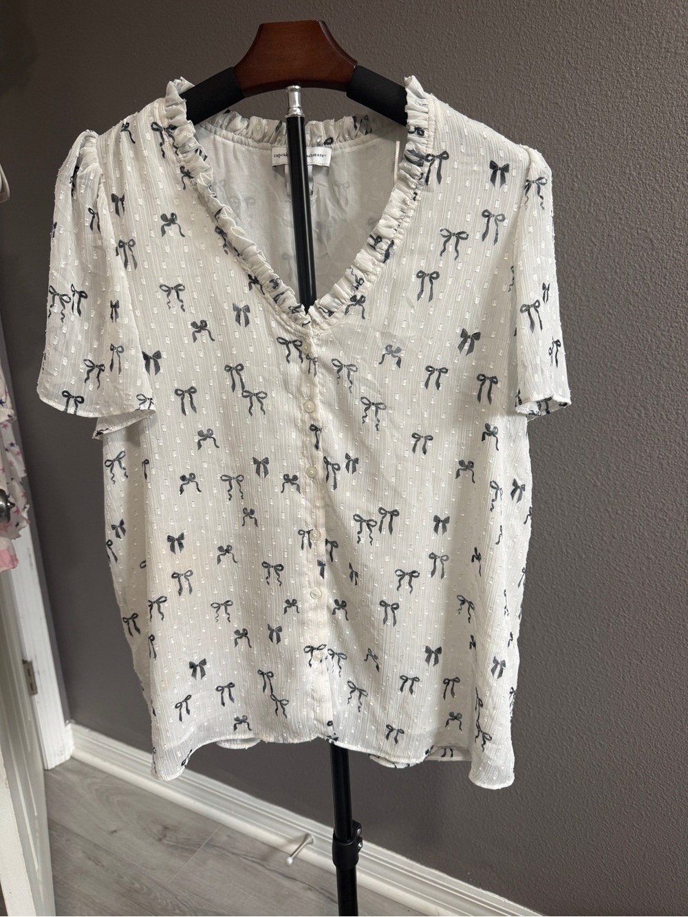 cupcakes & cashmere White Short-Sleeve Button Shirt with Black Bow Print